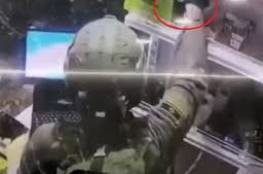 شاهد الفيديو : جندي إسرائيلي يسرق علبة سجائر من متجر فلسطيني