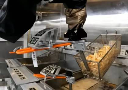 روبوت يقلي البطاطس بمطاعم للوجبات السريعة في كاليفورنيا