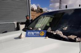 فشل أمني كبير.. صور: رشق سيارة جلعاد اردان بالحجارة والزجاجات الحارقة في ابوديس
