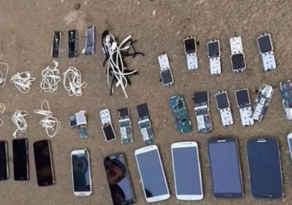 الاحتلال يضبط 11 هاتفًا وعشرات بطاقات الهواتف داخل سجن عوفر
