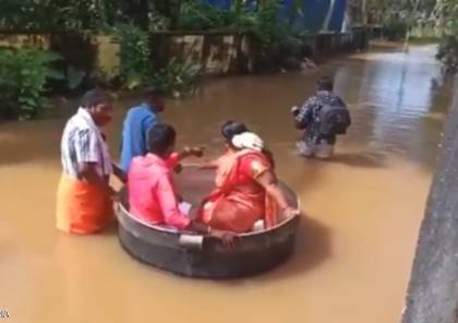 "الحب في زمن الفيضان".. هنديان ذهبا إلى زفافهما في طنجرة طبخ (فيديو)