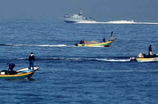 الاحتلال يستهدف مراكب الصيادين قبالة سواحل غزة