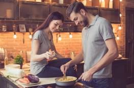 شاركيه مطبخك.. هكذا يساهم الطبخ في تعزيز روابط الزوجين