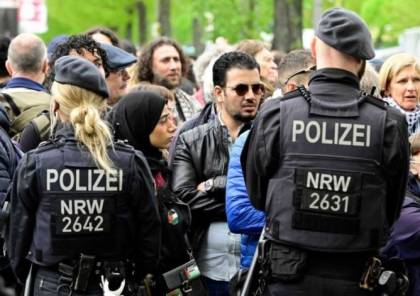 الشرطة الألمانية تحيط بموقع “مؤتمر فلسطين” بعد الإعلان عن مكانه تمهيدا لمنعه (فيديو)
