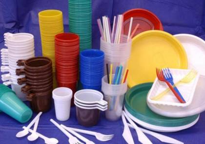 بريطانيا قد تحظر استخدام الأواني البلاستيكية