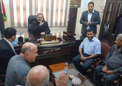 شاهد الصور : وزراء حكومة التوافق يتسلمون وزاراتهم في غزة