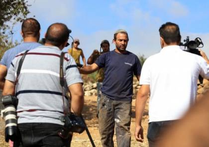 مستوطنون يعتدون بالضرب على مواطن وأبنائه شرق بيت لحم
