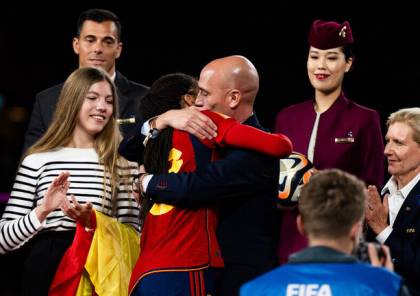 "الفيفا" يفرض عقوبة قاسية على رئيس الاتحاد الإسباني لكرة القدم لتقبيله لاعبة