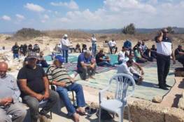 الاحتلال يعتدي على مسجد قرية صرفند المهجرة لمنع الموطنين من الصلاة