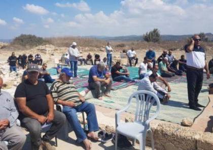 الاحتلال يعتدي على مسجد قرية صرفند المهجرة لمنع الموطنين من الصلاة
