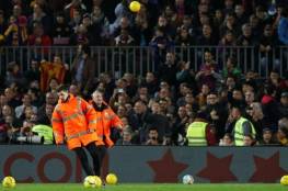 لماذا ألقى جمهور برشلونة كرات صفراء بالملعب؟
