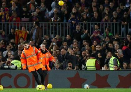 لماذا ألقى جمهور برشلونة كرات صفراء بالملعب؟