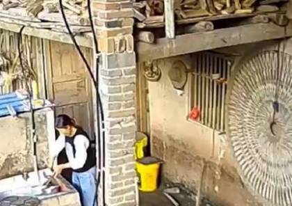 فيديو: انهيار سقف مطبخ على سيدة وهي تغسل الأطباق