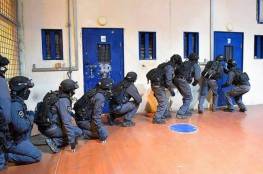 قوات القمع تقتحم قسم (5) في سجن "ريمون" وسط حالة من التوتر