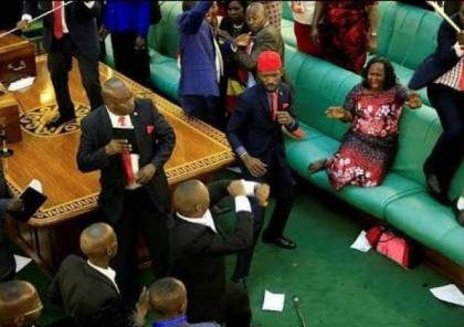 فيديو ..عراك بالايدي في البرلمان الاوغندي!