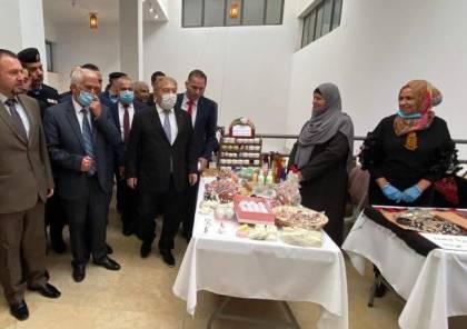 وزير الاقتصاد يفتتح بازار للمنتجات النسوية في مدينة بيت لحم