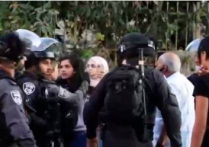 الجيش الإسرائيلي يعتدي على صحفية ويسحل مصورا في حي الشيخ جراح (فيديو)
