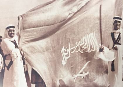 صورة نادرة للملكين سلمان وفهد يوم تولي الملك سعود الحكم