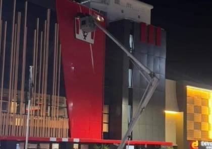 غلق أول مطعم KFC في الجزائر بعد 3 أيام من افتتاحه بسبب احتجاجات شعبية تضامنا مع فلسطين 