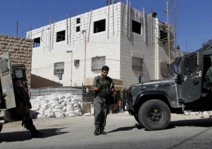 الخليل: الاستيلاء على مضخة باطون ومنع مواطن من استكمال بناء منزله
