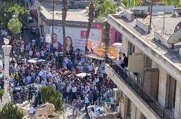 متظاهرون وسط رام الله تنديدا بوفاة الناشط نزار بنات.. ولافتات تطالب الرئيس عباس "بالرحيل"