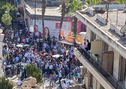 متظاهرون وسط رام الله تنديدا بوفاة الناشط نزار بنات.. ولافتات تطالب الرئيس عباس "بالرحيل"