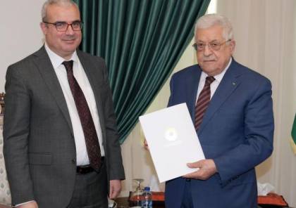 الرئيس عباس يتسلم التقرير السنوي لسلطة النقد