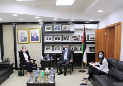 حسين الشيخ يستعرض تطورات الوضع السياسي مع سفيرة النرويج لدى فلسطين