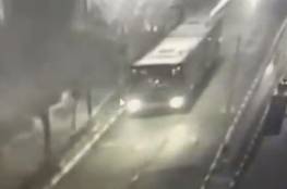فيديو: لحظة إطلاق نار تجاه حافلة إسرائيلية شمال القدس