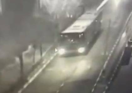 فيديو: لحظة إطلاق نار تجاه حافلة إسرائيلية شمال القدس