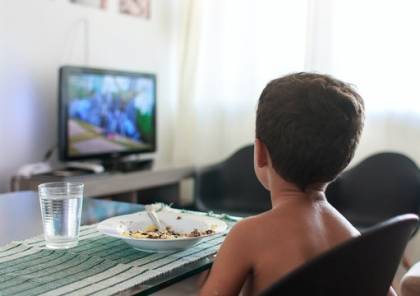 التلفاز أثناء الطعام يؤثر سلبا على قدرات الطفل اللغوية
