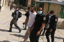 الاحتلال يمدد اعتقال أحد حراس المسجد الأقصى