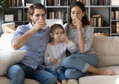 طبيبة أميركية مخاطبة الآباء والأمهات: اشربوا الماء أمام أطفالكم
