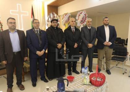 وفد من حماس يزور كنيسة "دير اللاتين" بغزة مهنئًا بـ"أعياد الميلاد"