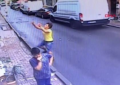 فيديو.. جزائري ينقذ طفلة سقطت من نافذة منزلها بإسطنبول