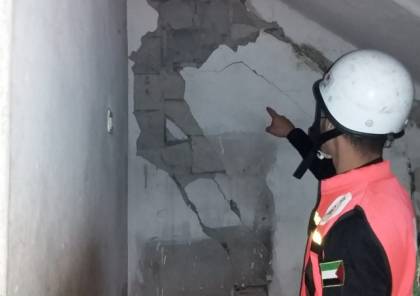 الدفاع المدني يخلي منزل من ساكنيه تصدعت جدرانه شرق غزة