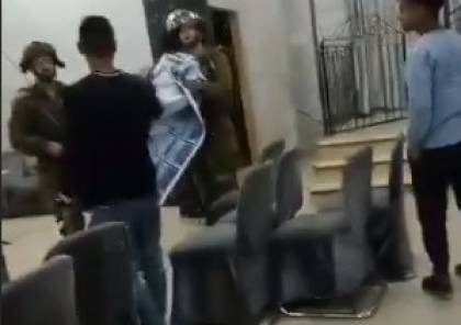 فيديو: الاحتلال يفض احتفال عائلة أسير بولادة ثلاثة توائم عبر "النطف المهربة"