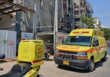 إصابة عامل بجروح خطيرة إثر سقوطه عن علو في كفار سابا