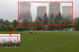 شاهد: لحظة تفجير "اختفاء" 4 أبراج تبريد ضخمة لمحطة كهرباء في بث مباشر لمباراة بكرة القدم