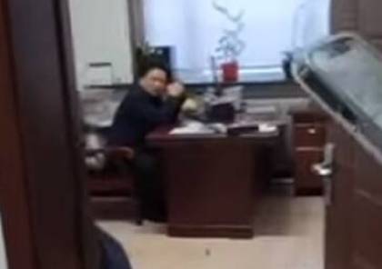 فيديو انتشر كالنار في الهشيم لموظفة تضرب رئيسها في العمل بالمكنسة بعد تحرشه بها