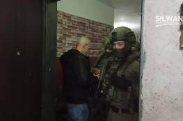 فيديو: الاحتلال يعتقل والد وشقيق منفذ عملية القدس