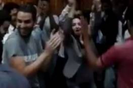 شاهد: رئيسة قسم بإحدى الجامعات المصرية تدخل في نوبة رقص عنيفة أمام طلابها