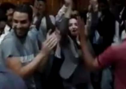 شاهد: رئيسة قسم بإحدى الجامعات المصرية تدخل في نوبة رقص عنيفة أمام طلابها