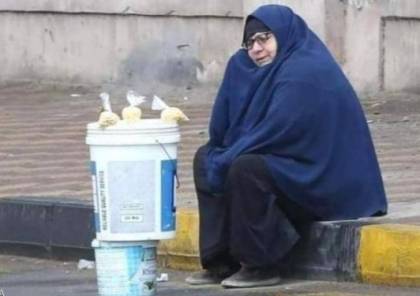 "سيدة المطر".. صورة هزت مشاعر المصريين