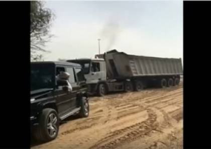 فيديو : ولي عهد دبي يساعد بسحب شاحنة من الرمال بسيارته الفارهة