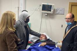 بعد تعرضها لوعكة صحية.. نقل والدة الأسير ناصر أبو حميد إلى المستشفى