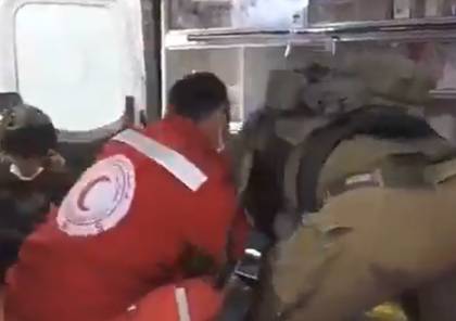 جنود الاحتلال تعتدي على أحد المصابين داخل سيارة اسعاف خلال المواجهات في الأغوار الشمالية