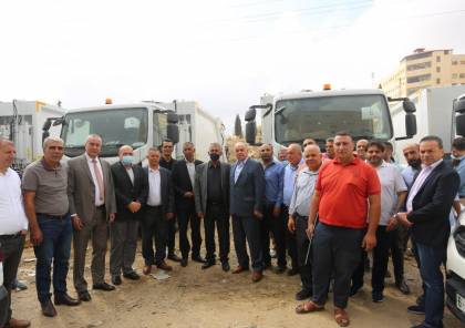 الصالح يُسلم 35 آلية لمجالس خدمات مشتركة لتحسين خدمة جمع النفايات الصلبة