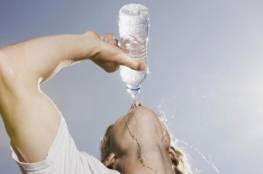 طريقة لشرب الماء قد تؤدي إلى الإصابة بحالة صحية قاتلة