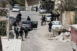 صور: الاحتلال يطلق النار بكثافة على مركبة في بلدة عناتا شمال القدس